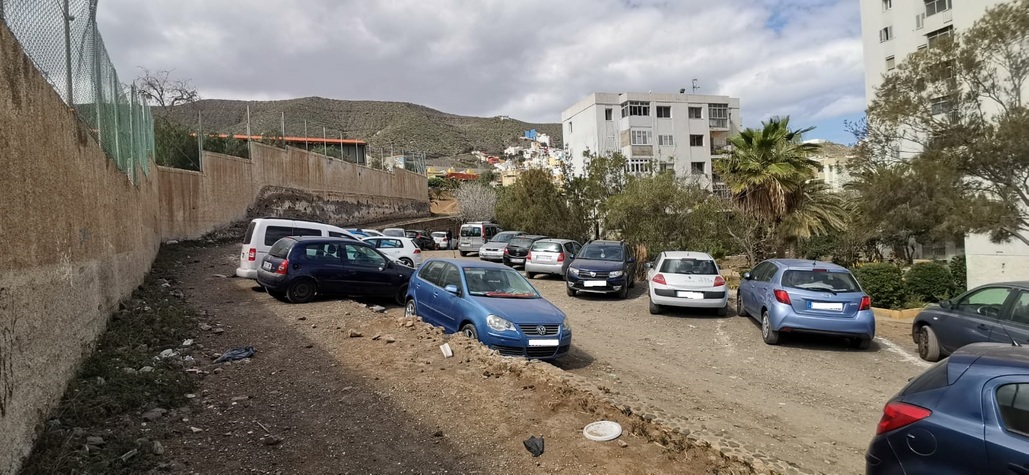 Parte_alta_aparcamiento_tierra_junto_al_Canarias_trasera_viviendas_(2).jpg