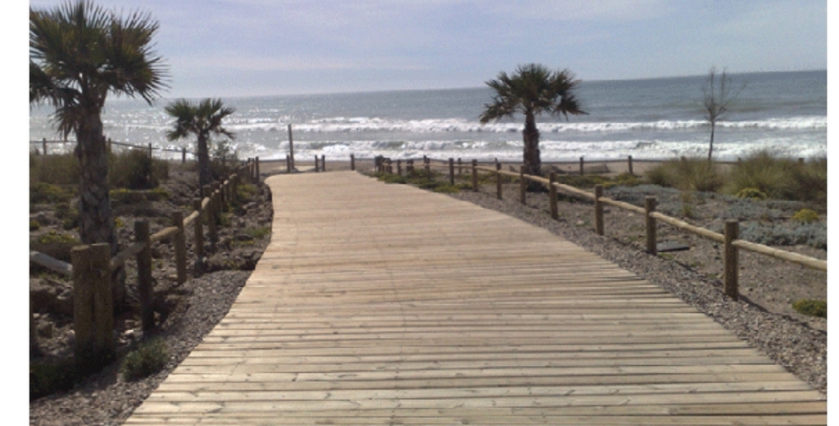 Ejemplo de paseo de madera para el acceso a la Playa de La Laja