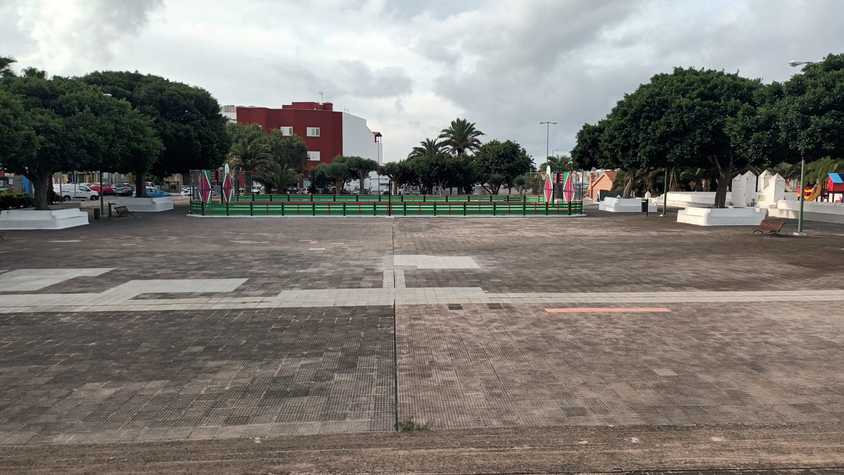 Plaza Tafira Baja - cancha al fondo compartida para fútbol y baloncesto.