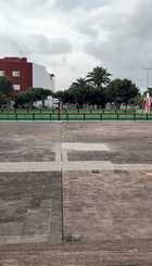 Plaza Tafira Baja - cancha al fondo compartida para fútbol y baloncesto.