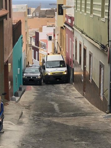 Ambulancia bloqueada por vehículos estacionados en la pendiente.