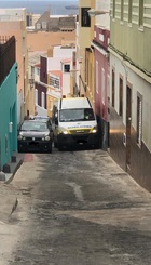 Ambulancia bloqueada por vehículos estacionados en la pendiente.