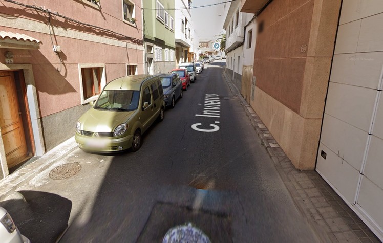 Tramo de la calle Invierno donde se observa la estrechez de las aceras