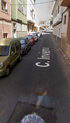 Tramo de la calle Invierno donde se observa la estrechez de las aceras