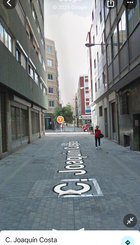 Calle con alcorques tapados.