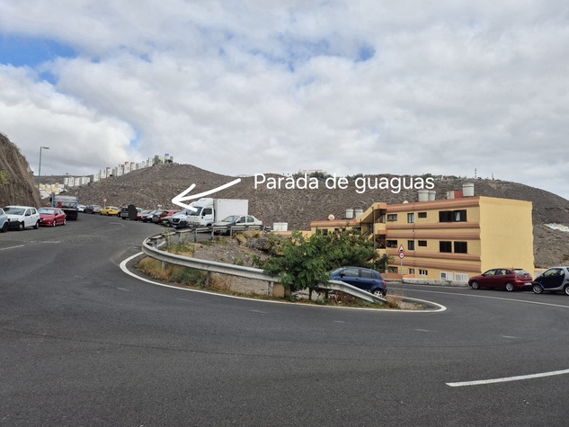 parada de guaguas y ladera por detrás que desciende hasta avenida de Amurga