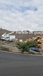 parada de guaguas y ladera por detrás que desciende hasta avenida de Amurga